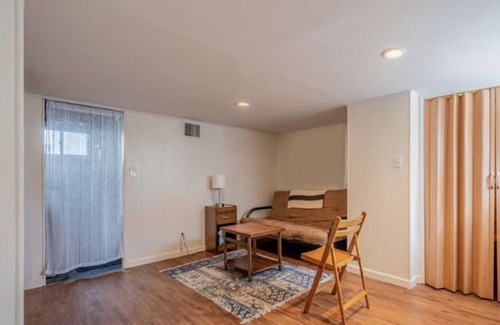 Asbury Park Apartamento | Cozy asbury apartment with in unit washer dryer and shared back yard
