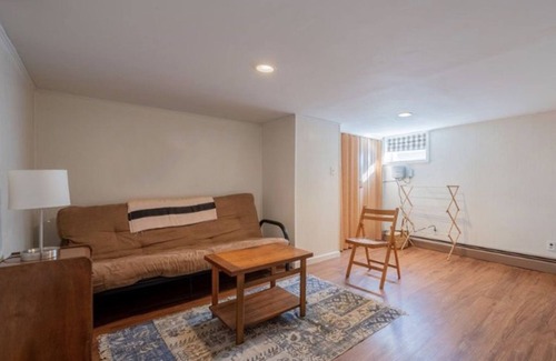 Asbury Park Apartamento | Cozy asbury apartment with in unit washer dryer and shared back yard
