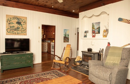 Keeseville Cabina | Cozy autumn retreat, lakeside with hot tub and fire pit, perfect for couples!