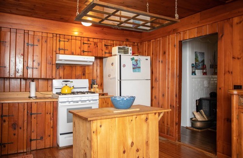 Keeseville Cabina | Cozy autumn retreat, lakeside with hot tub and fire pit, perfect for couples!
