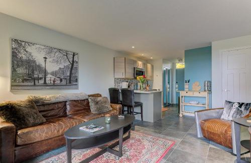 Acme Apartamento | Cozy Aviation Style Lake View Condo at The Shores
