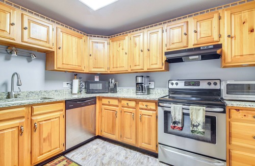 Bartlett Condominio | Cozy Bartlett Condo w/ Deck & Resort Amenities!