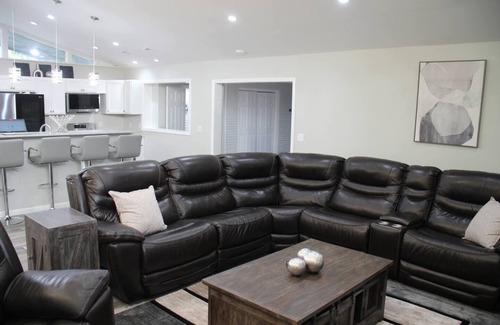 Lake Charles Casa | Cozy Bayou Mid-Century Modern