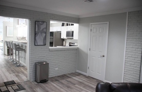 Lake Charles Casa | Cozy Bayou Mid-Century Modern