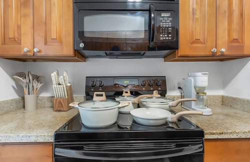 SoHo Apartamento | Cozy Bayshore Escape | Pool, Gym, FREE Parking