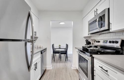 SoHo Apartamento | Cozy Bayshore King suite | Pool, Gym & Parking!