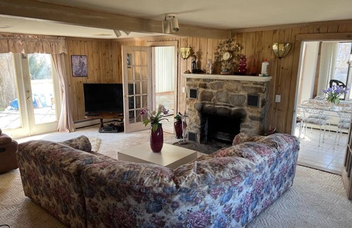 Old Saybrook Casa | Cozy Beach House - 5 min walk! to Knollwood Beach