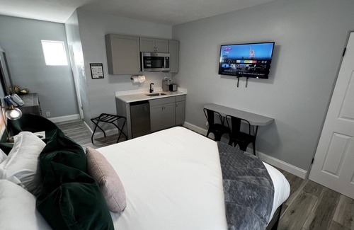 Daytona Beach Hotel | Cozy Beachside Modern Boutique Hotel Suite with Kitchen - by Oceano Suites