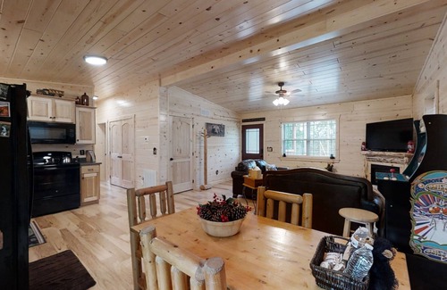 Pigeon Forge Cabina | Cozy Bear Den 2 Bedroom Cabin by RedAwning