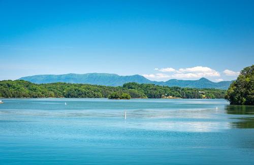 Sevierville Casa | Cozy Bear, Free Attraction Tickets, Hot Tub, WIFI, Fireplace!