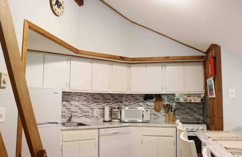 Campton Condominio | Cozy Bear Mountain View Getaway