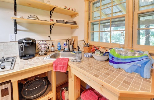 Heidelberg Cabina | Cozy Beattyville Cabin w/ Fire Pit & Hot Tub