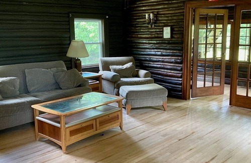 Hale Otro | Cozy Beautiful log cabin situated on acreage next to East Stylus Lake