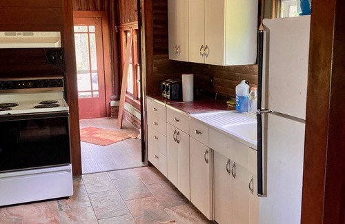 Hale Otro | Cozy Beautiful log cabin situated on acreage next to East Stylus Lake