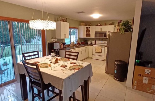 Margate Cama Y Desayuno | Cozy bedroom bathtub clean quiet neighborhood.