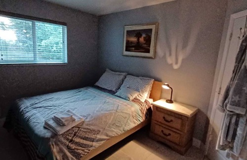 Margate Cama Y Desayuno | Cozy bedroom bathtub clean quiet neighborhood.