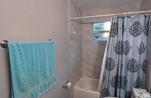 Margate Cama Y Desayuno | Cozy bedroom bathtub clean quiet neighborhood.