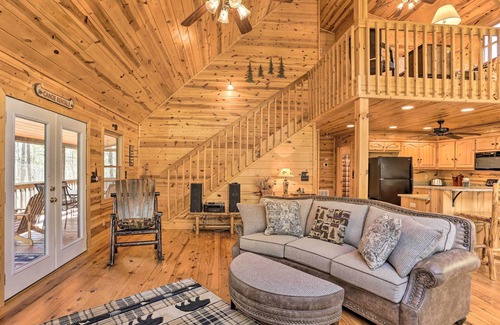 Raccoon Ridge Cabina | Cozy Blue Ridge Cabin w/ Sauna & Trail Access!