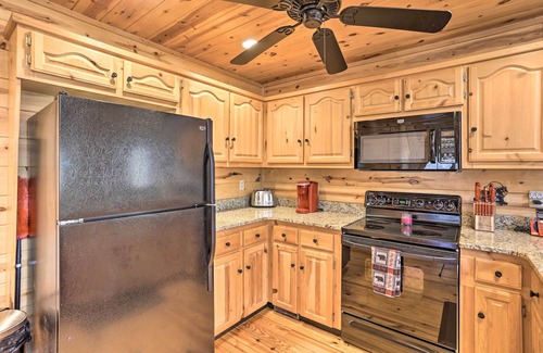 Raccoon Ridge Cabina | Cozy Blue Ridge Cabin w/ Sauna & Trail Access!