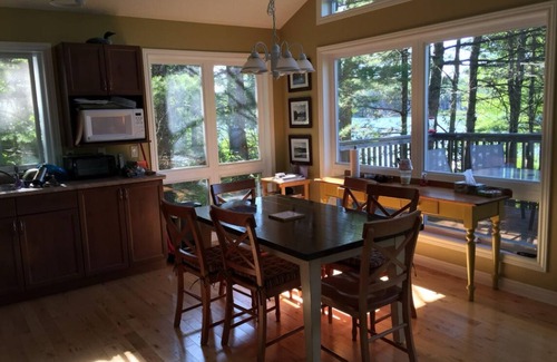 Lake of Bays Cabaña | Cozy, bright cottage on quiet, motor-free lake.