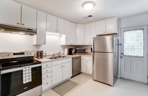 Wingate Apartamento | Cozy Bungalow in Wingate w Patio, Grill, Firepit - Easy Access To Bypass & Monroe! 10% Off until Nov