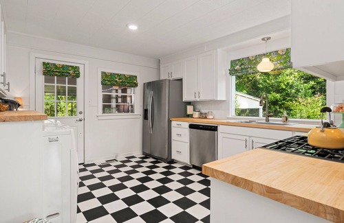 Laurel Casa | Cozy Bungalow less than 2 miles from downtown Laurel