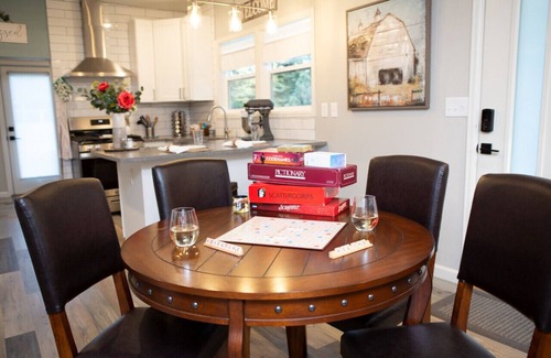 Loveland Apartamento | Cozy Bungalow w/ Hot Tub & Fire Pit, Walk Downtown