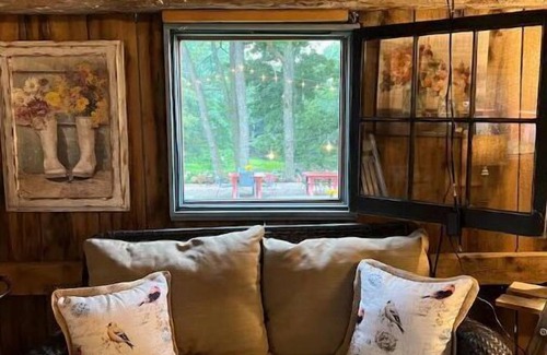 Turner Cama Y Desayuno | Cozy Cabin at Farm Bed and Breakfast in Maine
