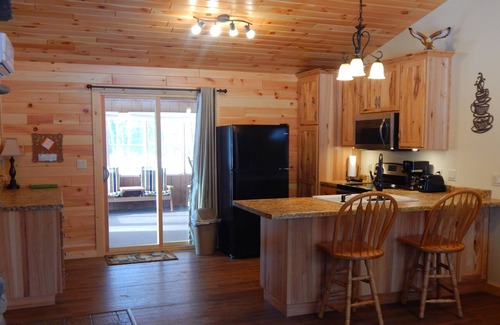 Brazeau Cabina | Acogedora cabaña cerca del lago White Potato, de 4 ruedas y de motos de nieve.