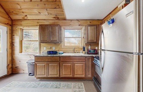 Jeffersonville Cabina | Cozy cabin close to Smuggler's Notch w/ firepit, gas grill, trail to river, wifi