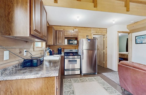 Jeffersonville Cabina | Cozy cabin close to Smuggler's Notch w/ firepit, gas grill, trail to river, wifi