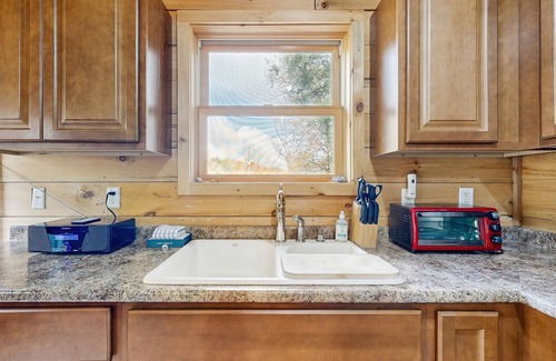 Jeffersonville Cabina | Cozy cabin close to Smuggler's Notch w/ firepit, gas grill, trail to river, wifi