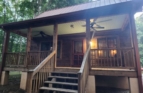 Salem Township Cabina | Cozy Cabin Creek Getaway