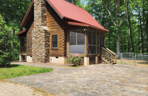 Salem Township Cabina | Cozy Cabin Creek Getaway