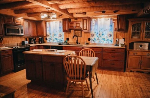 Canton Cabina | Cozy cabin hideaway bordering mountain creek.