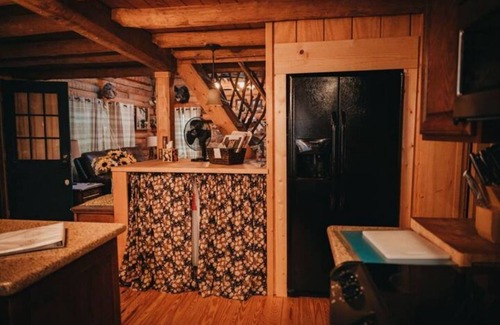 Canton Cabina | Cozy cabin hideaway bordering mountain creek.