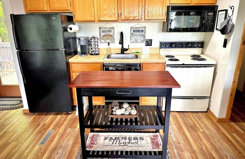 Davis Cabina | Cozy Cabin in Black Bear-Central Heating-Family & Pet Friendly-Resort Pool