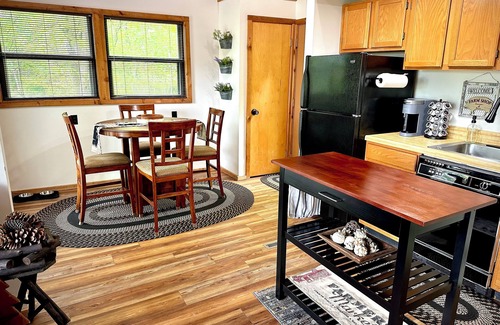 Davis Cabina | Cozy Cabin in Black Bear-Central Heating-Family & Pet Friendly-Resort Pool