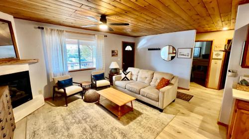 Overgaard Casa | Cozy Cabin in Heber with a deck, fireplace and pet friendly
