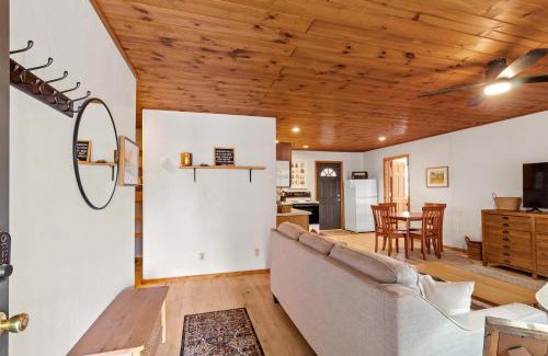 Overgaard Casa | Cozy Cabin in Heber with a deck, fireplace and pet friendly