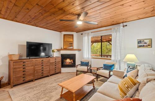 Overgaard Casa | Cozy Cabin in Heber with a deck, fireplace and pet friendly