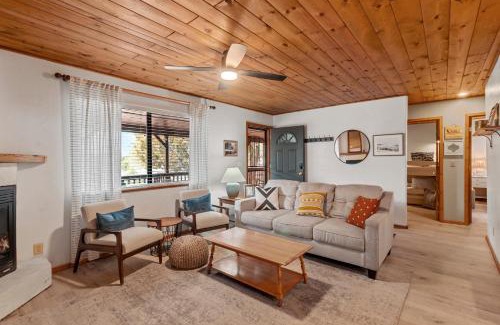 Overgaard Casa | Cozy Cabin in Heber with a deck, fireplace and pet friendly