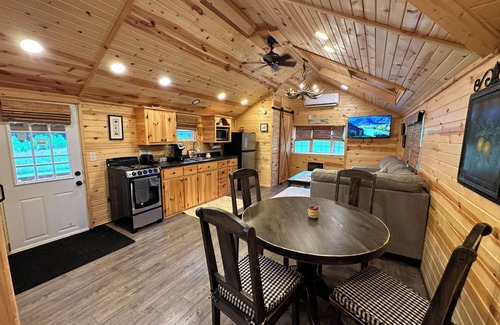 Laurelville Cabina | Cozy cabin in Hocking Hills, Wifi, close to all attractions of Oldman cave .