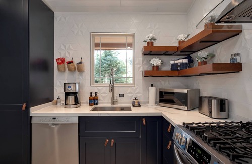 Angel Fire Cabina | Cozy cabin in the woods, fire pit, king bed, ADA, A/C