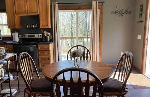 Goreville Cabina | Cozy Cabin in the Woods ,Pet-Friendly! Treehouse feel on the large deck! Pool!