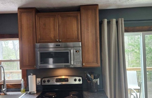 Goreville Cabina | Cozy Cabin in the Woods ,Pet-Friendly! Treehouse feel on the large deck! Pool!