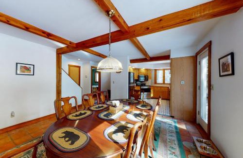 South Londonderry Casa | Cozy Cabin in the Woods