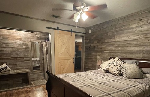Broaddus Cabina | Cozy Cabin Lake Front View