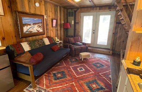 East Haven  Rutland County Cabina | Cozy Cabin, Mountain Views, Hot Tub, Pool, Basketball Court, Fire Pit in Rutland