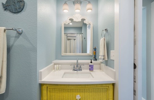 Shell Knob Cabina | Cozy Cabin near Dogwood Canyon. Private deck, beautiful view & pool!